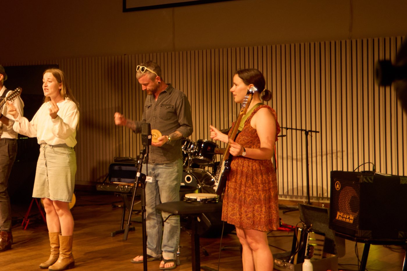 Grains of Sand samen op het podium