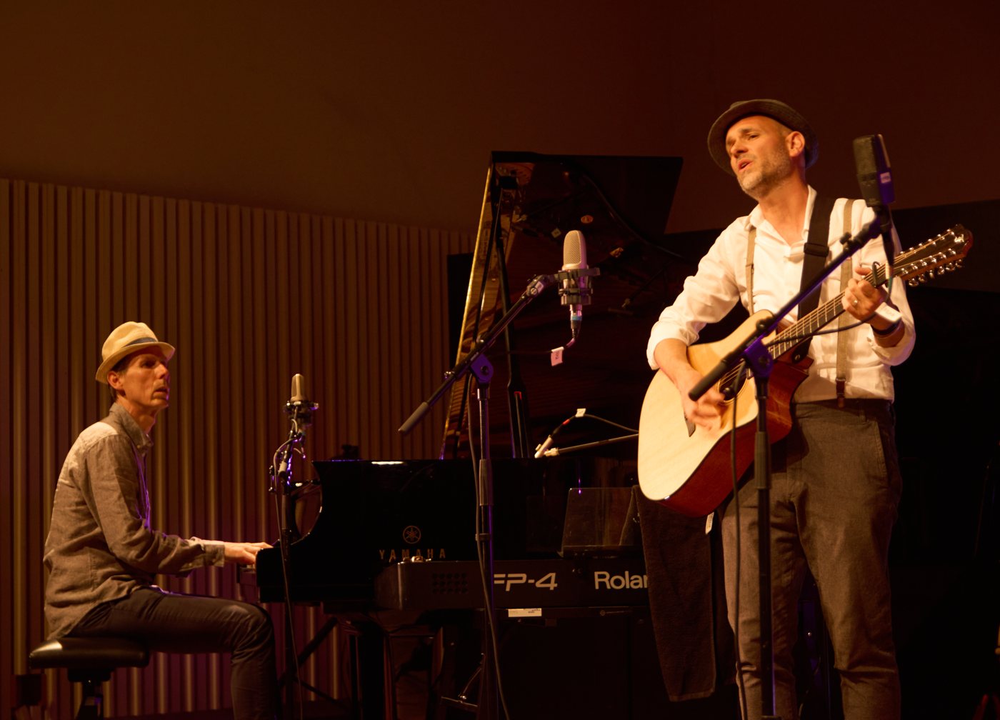 Twee muzikanten van Grains of Sand tijdens een optreden